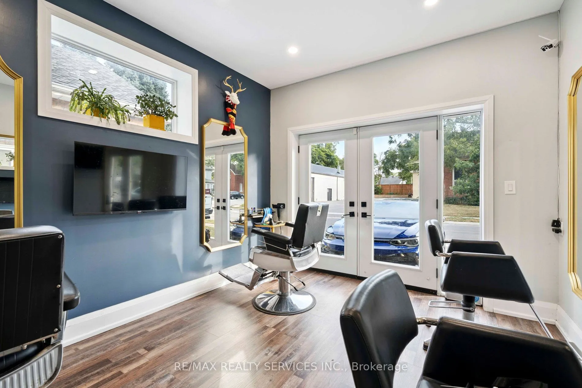 127 Queen Street W