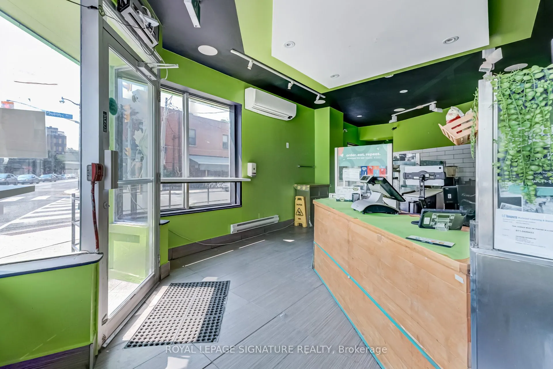 3074 Dundas Street W