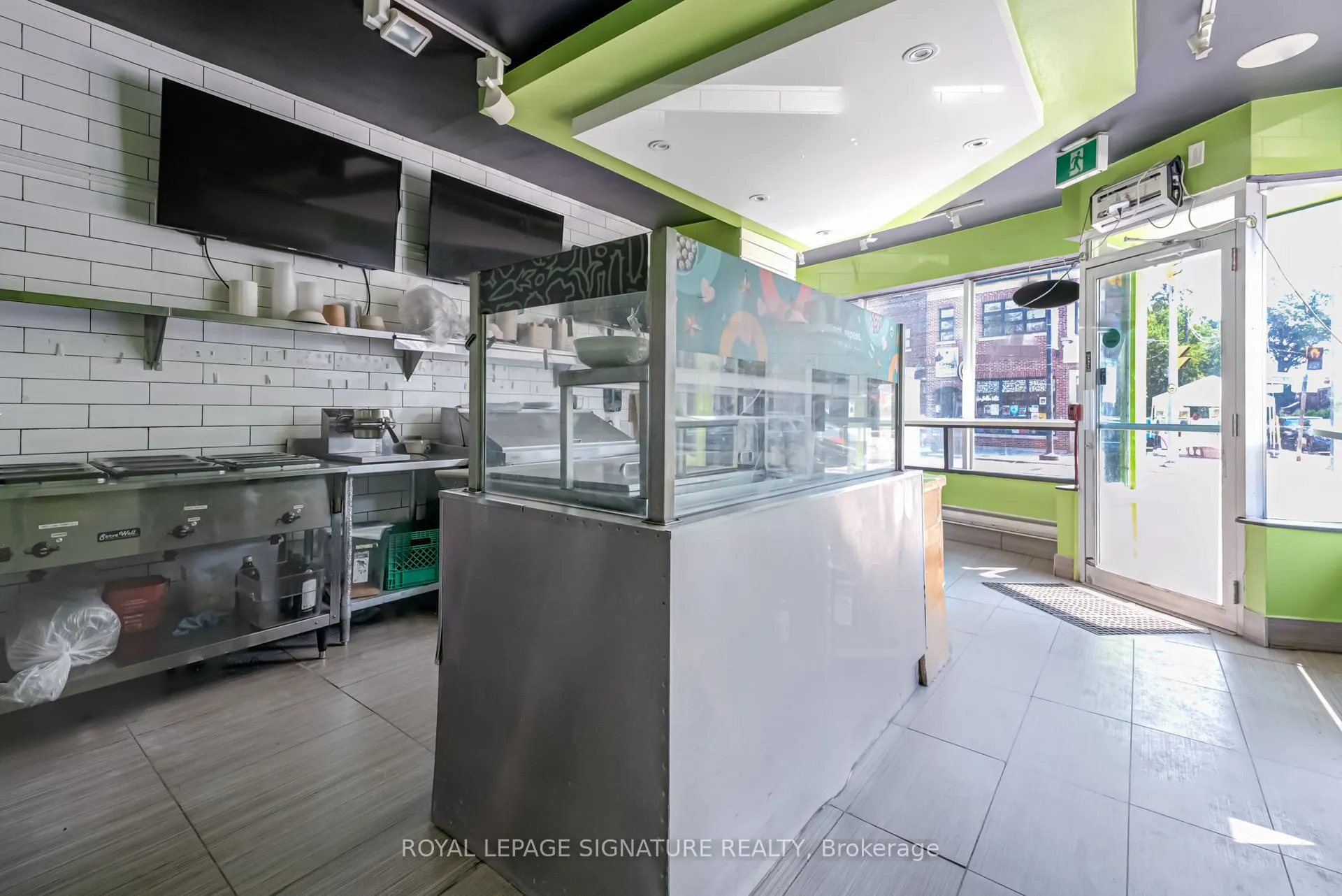 3074 Dundas Street W