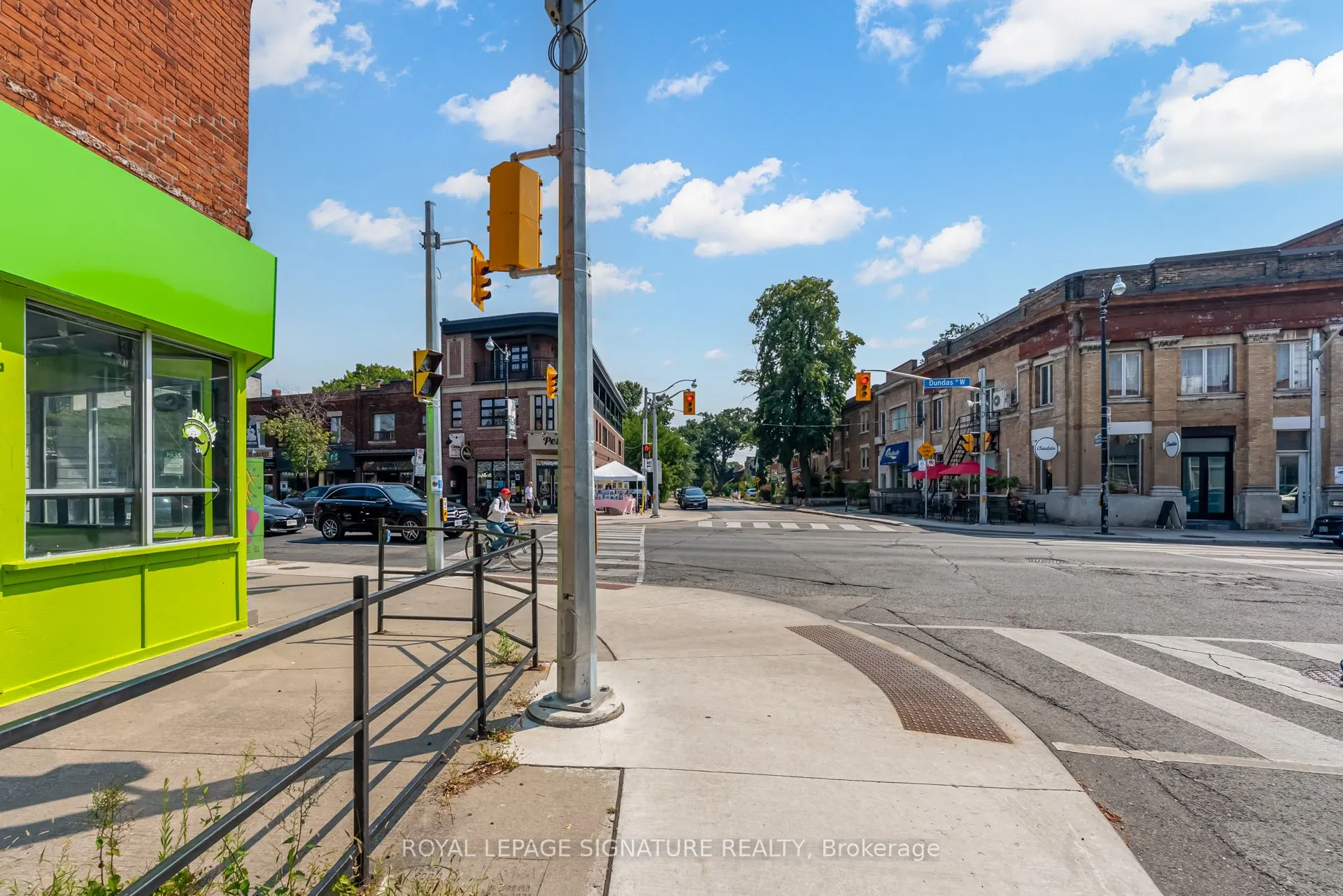 3074 Dundas Street W