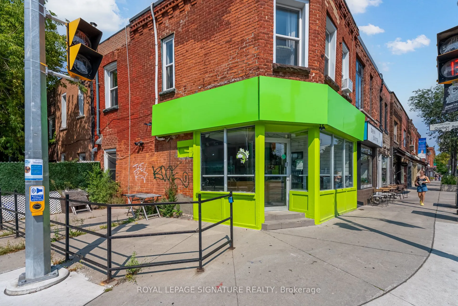 3074 Dundas Street W
