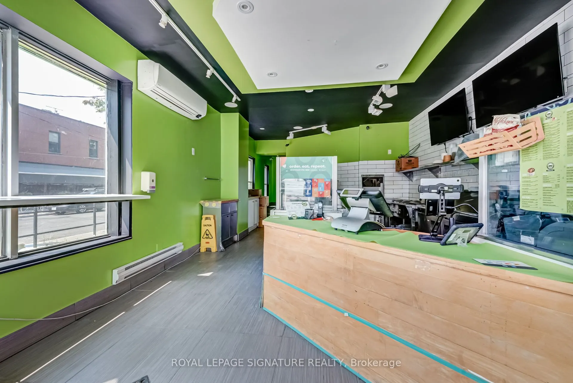 3074 Dundas Street W