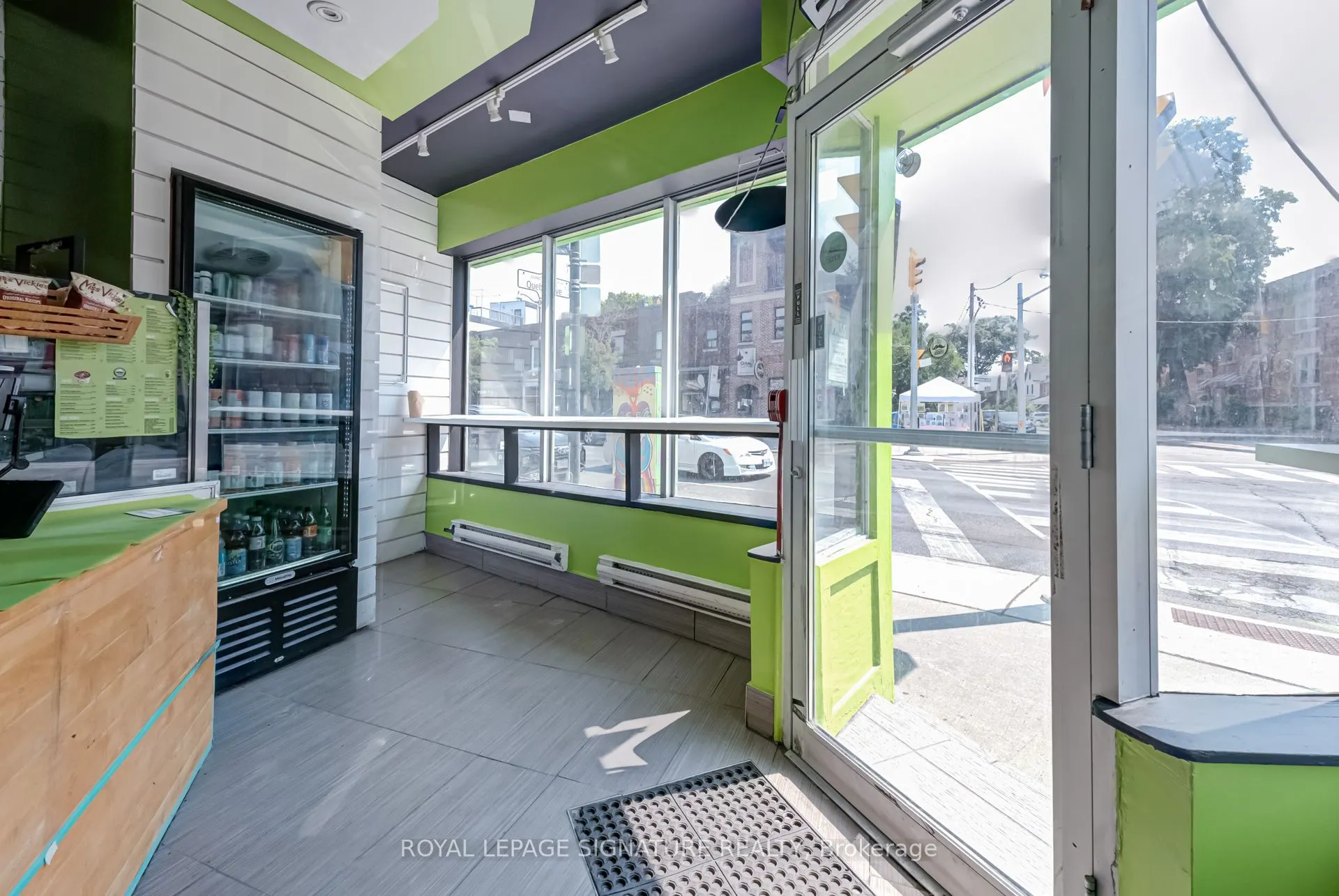 3074 Dundas Street W
