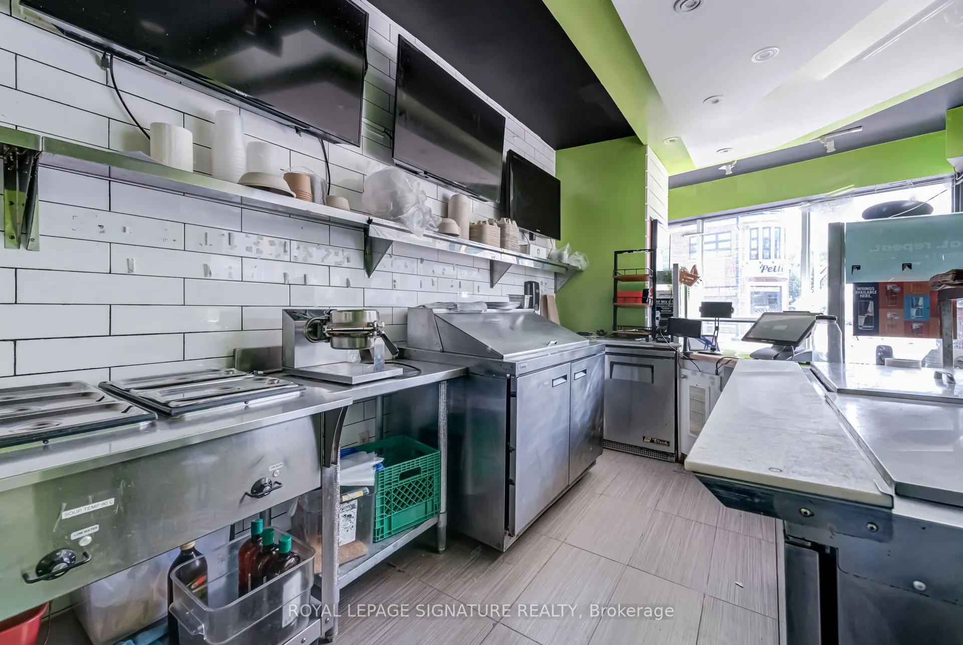 3074 Dundas Street W