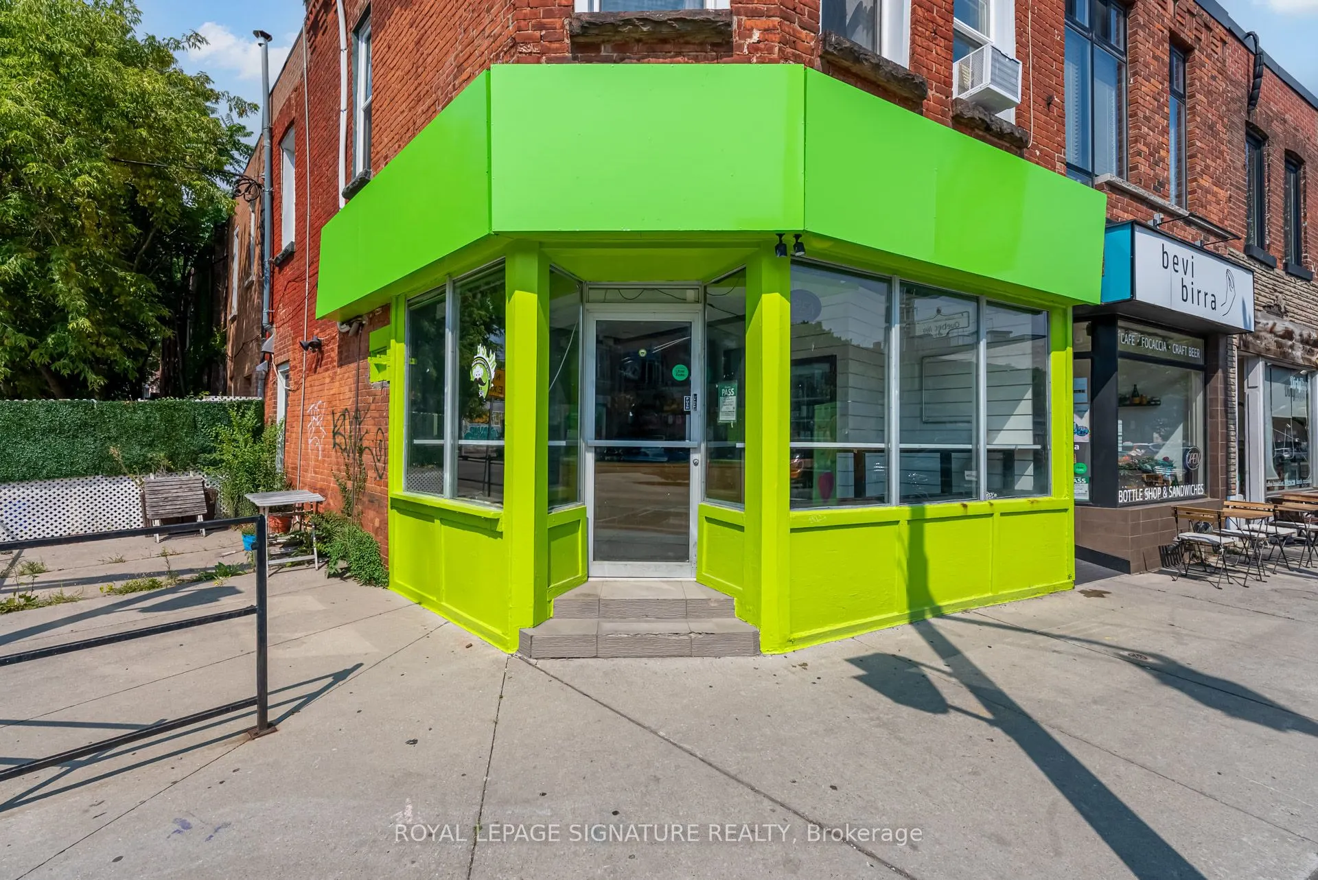 3074 Dundas Street W