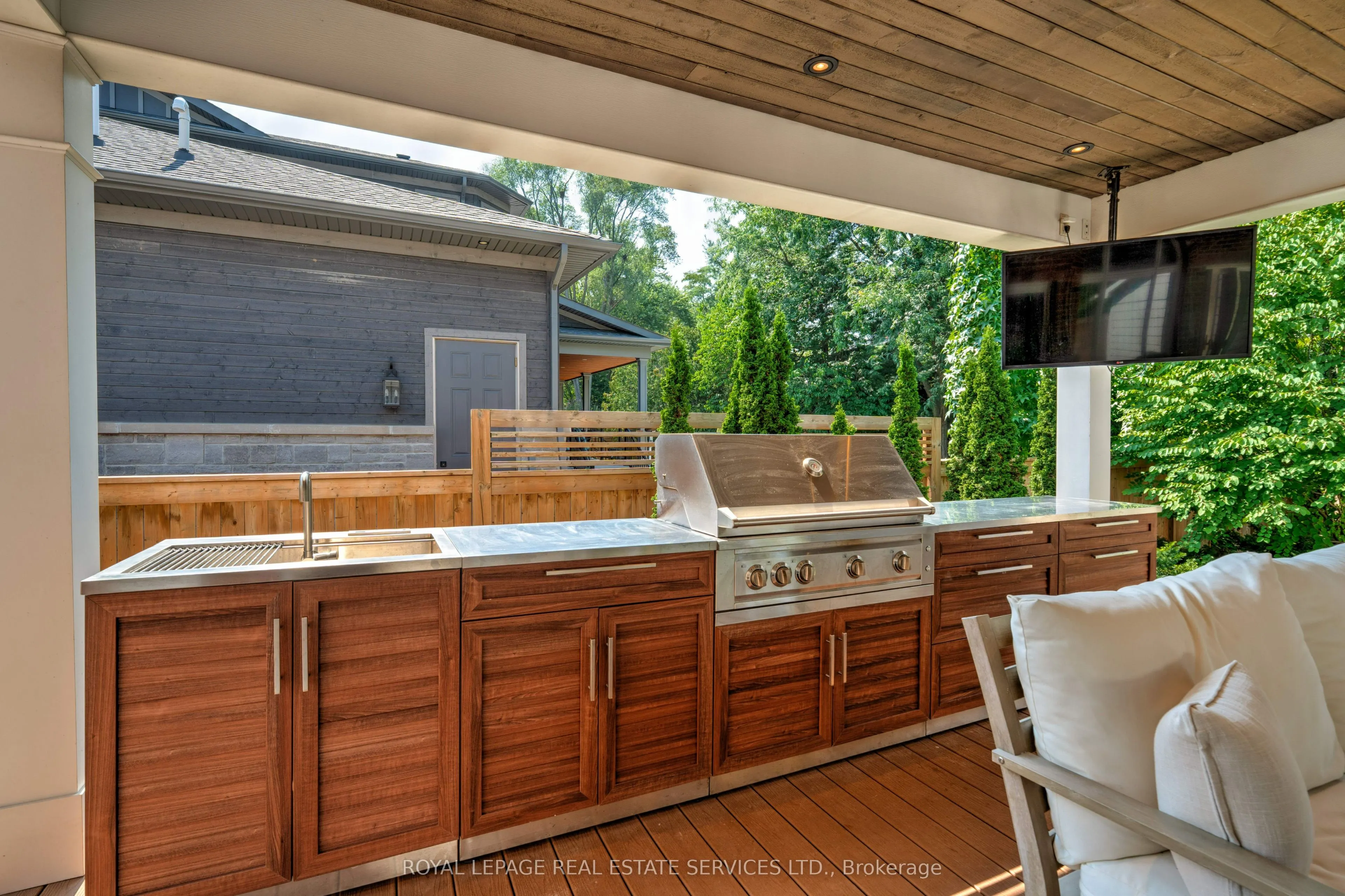 41 Fairwood Place E