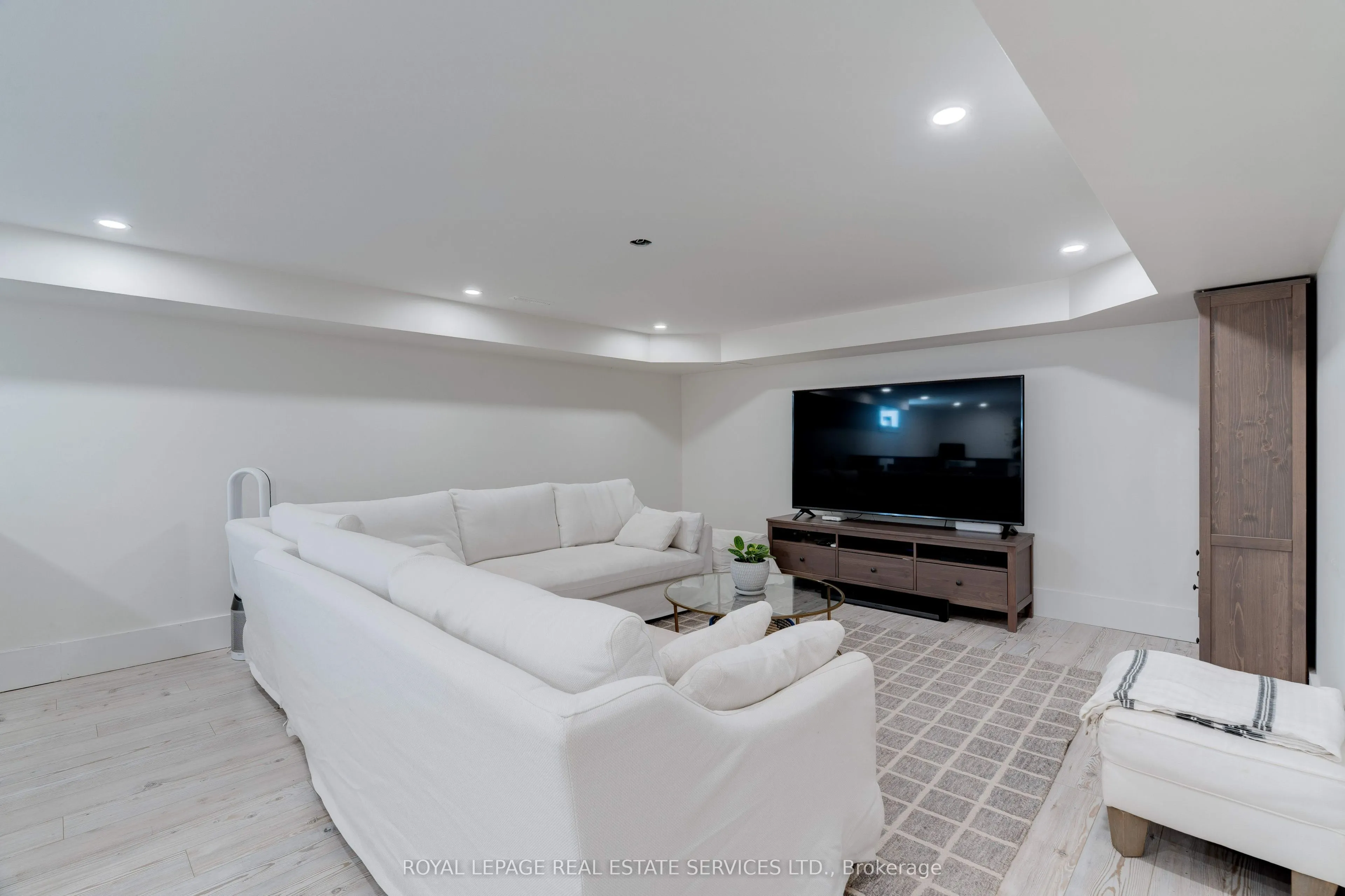 41 Fairwood Place E