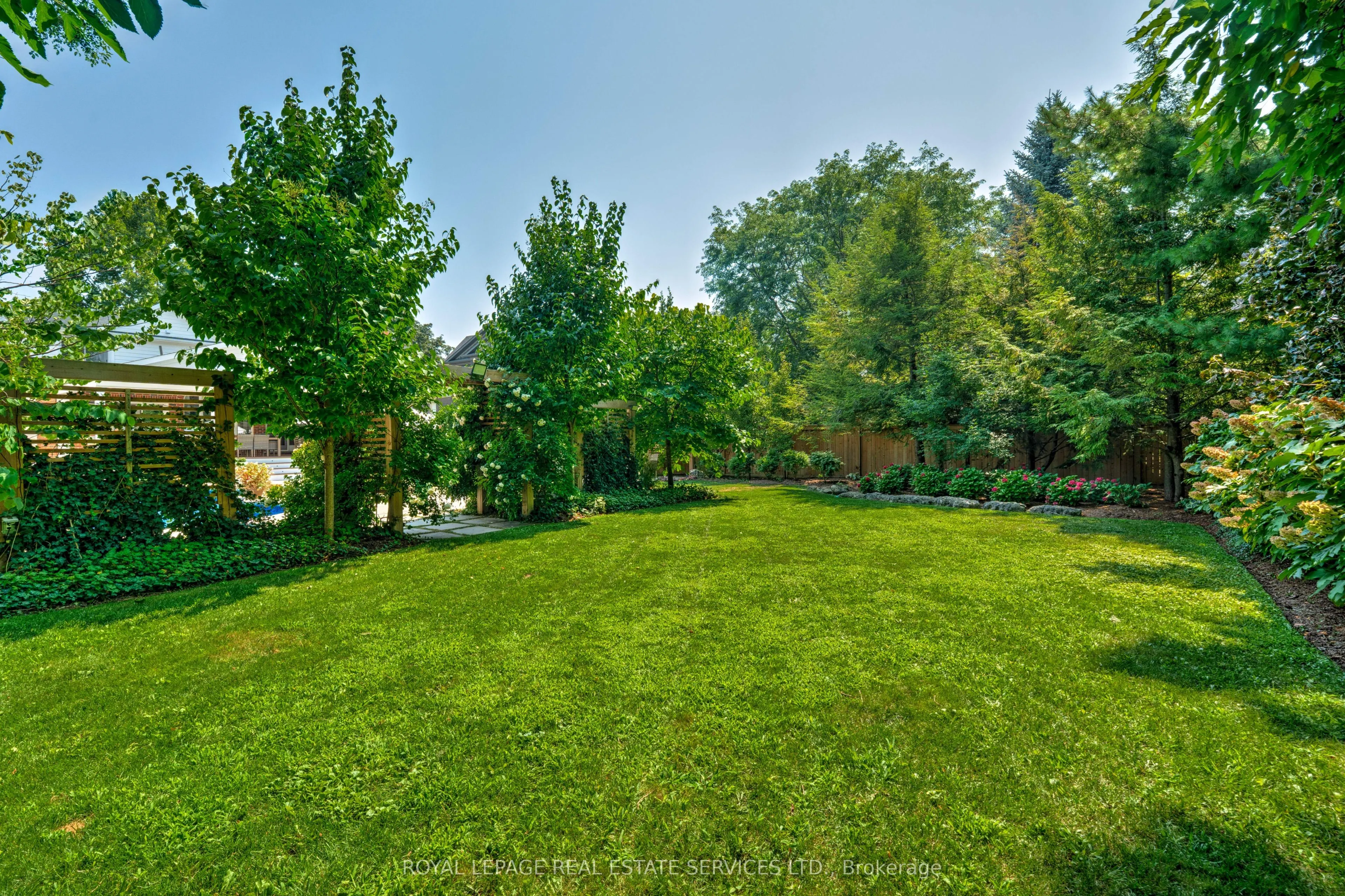 41 Fairwood Place E