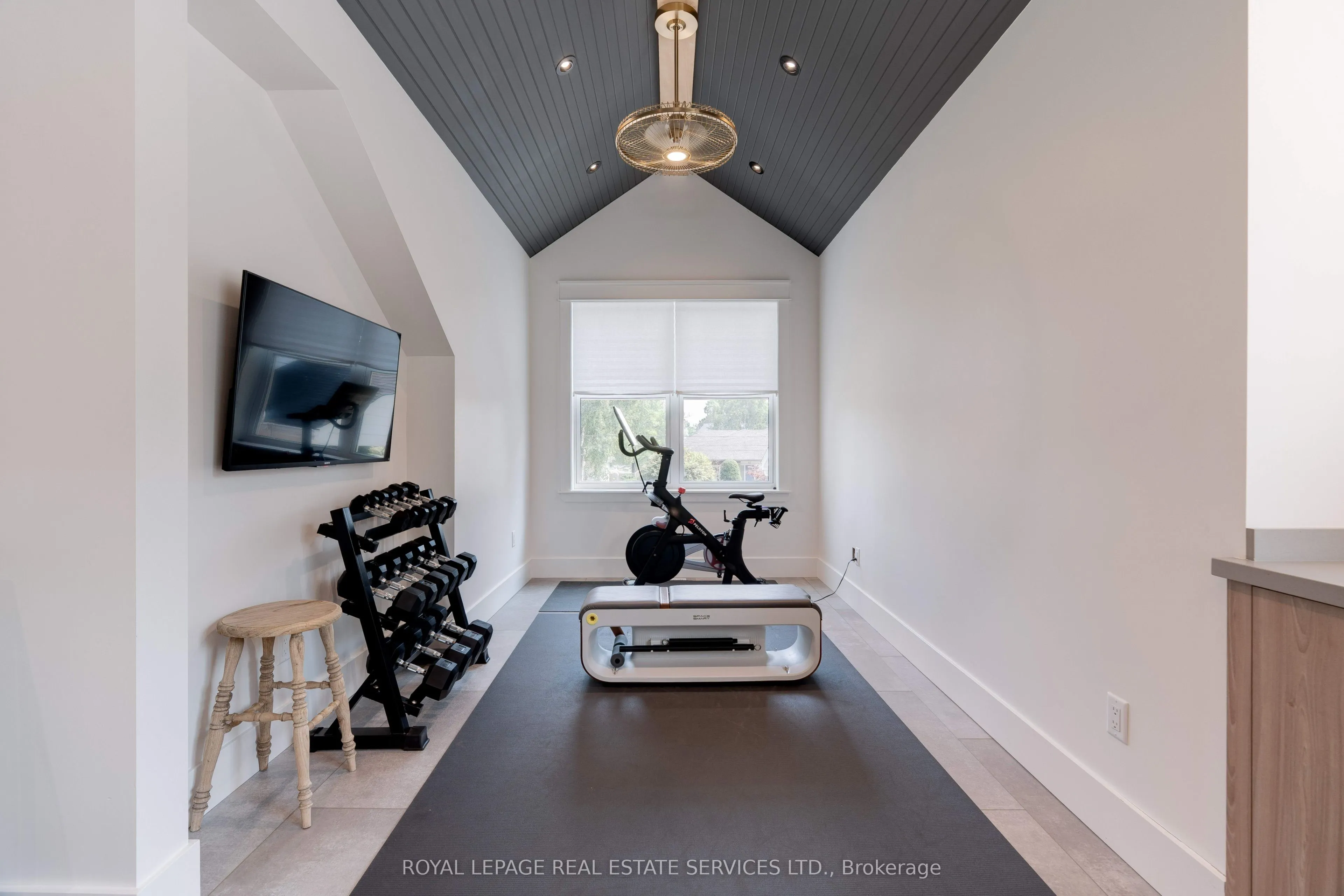 41 Fairwood Place E