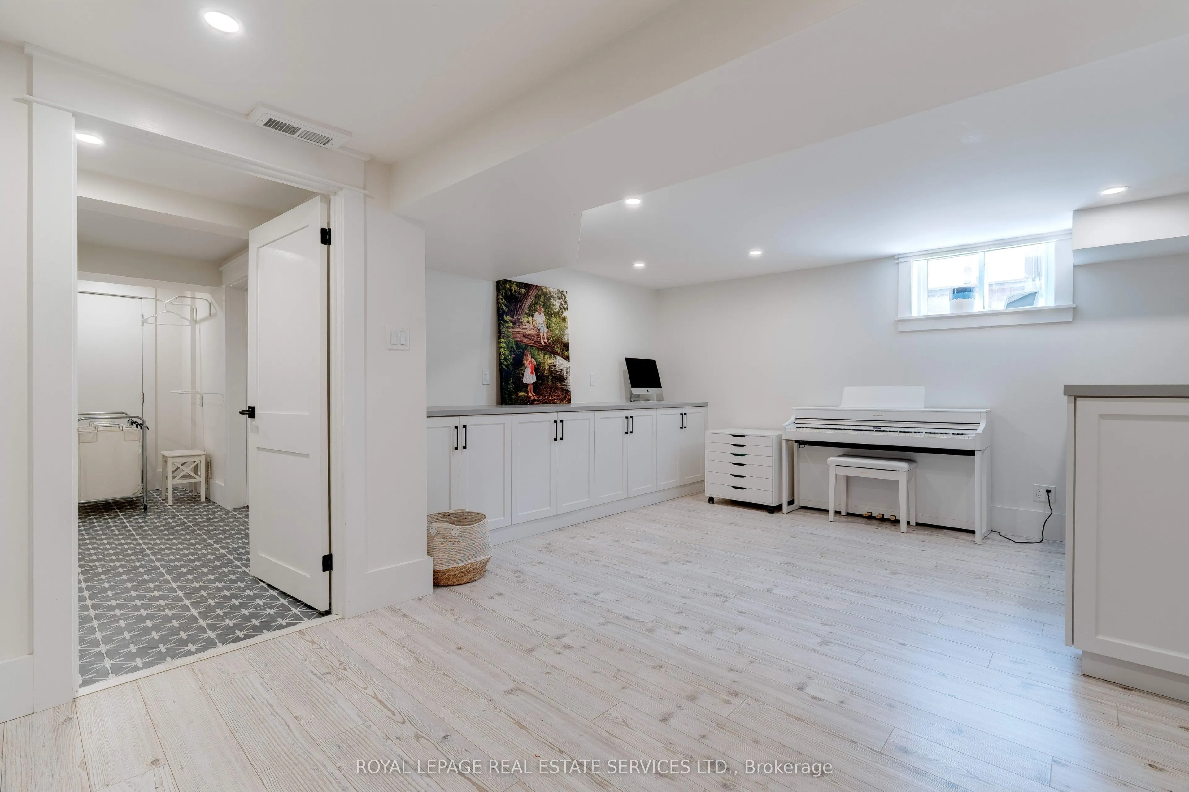 41 Fairwood Place E