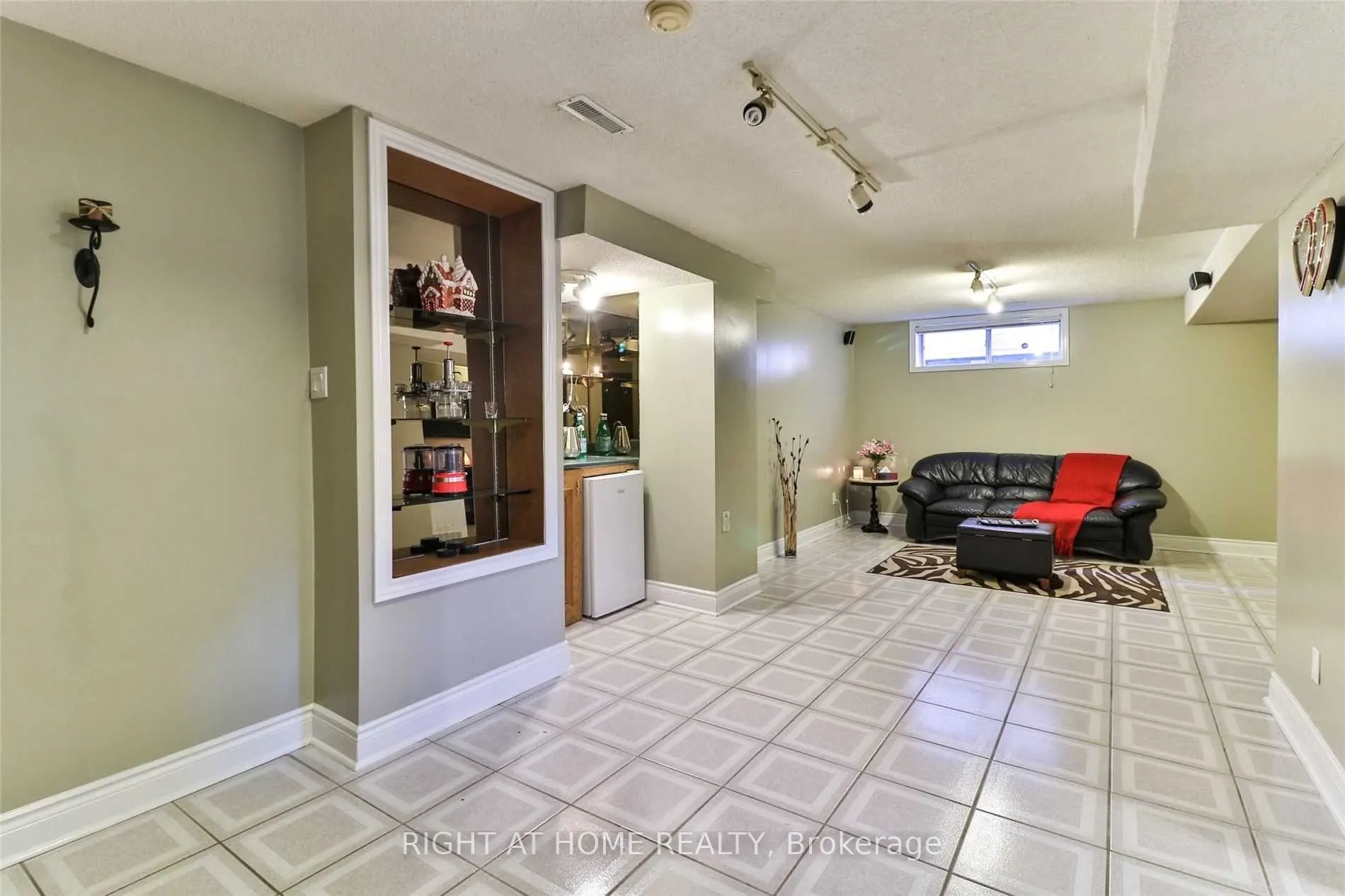 34 Drinkwater Road N