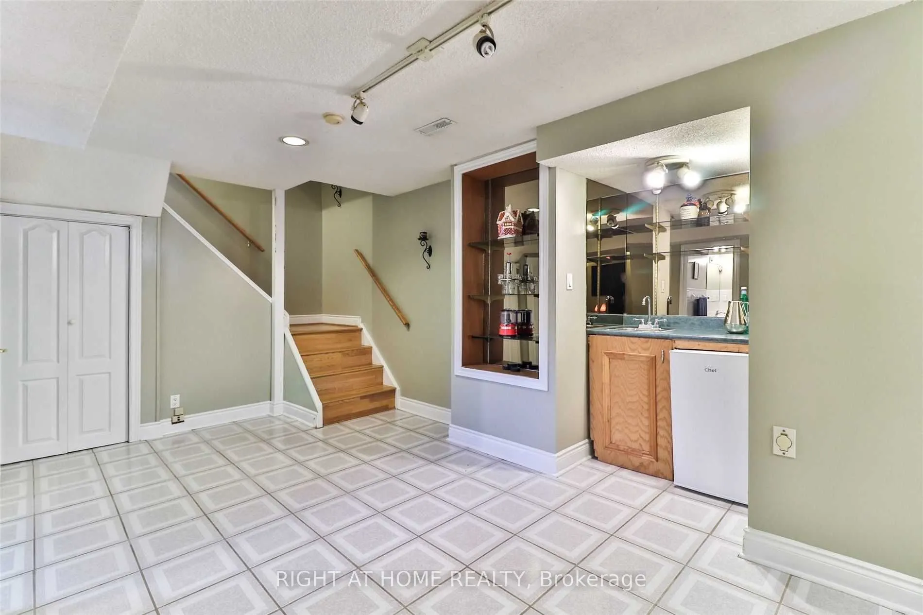 34 Drinkwater Road N