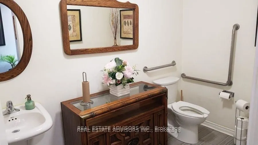 2361 Lakeshore Road W