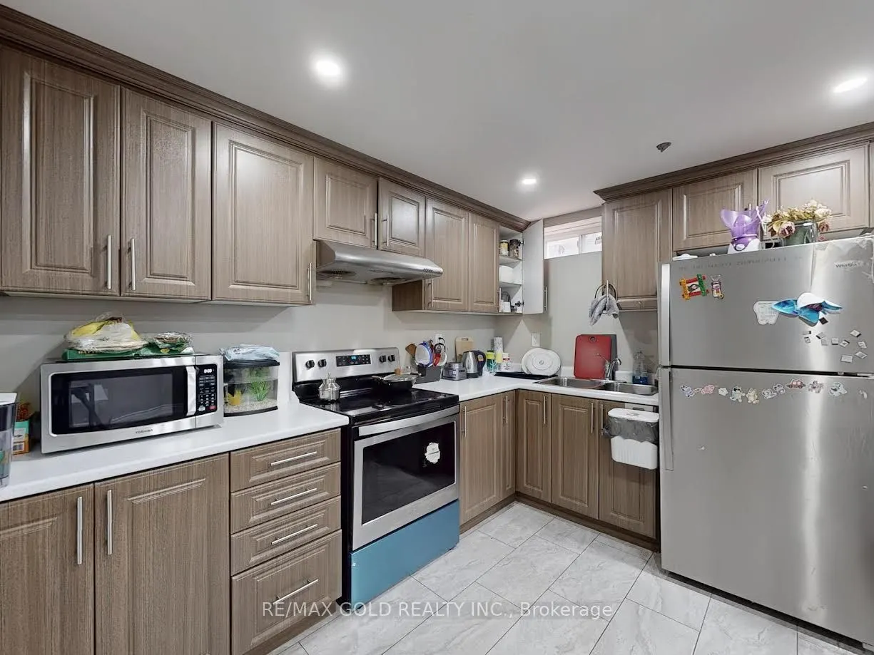 933 Raftis Crescent