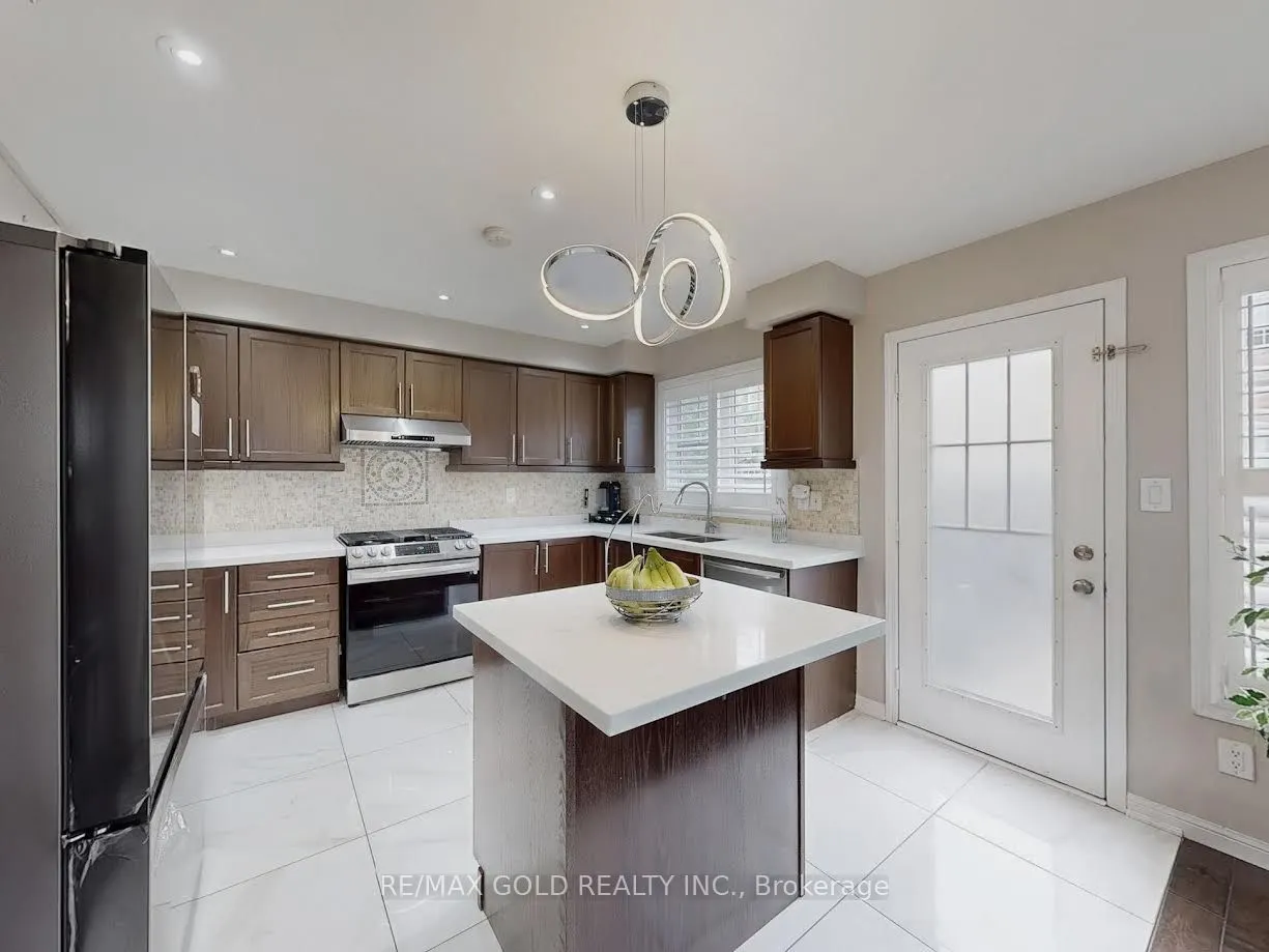 933 Raftis Crescent