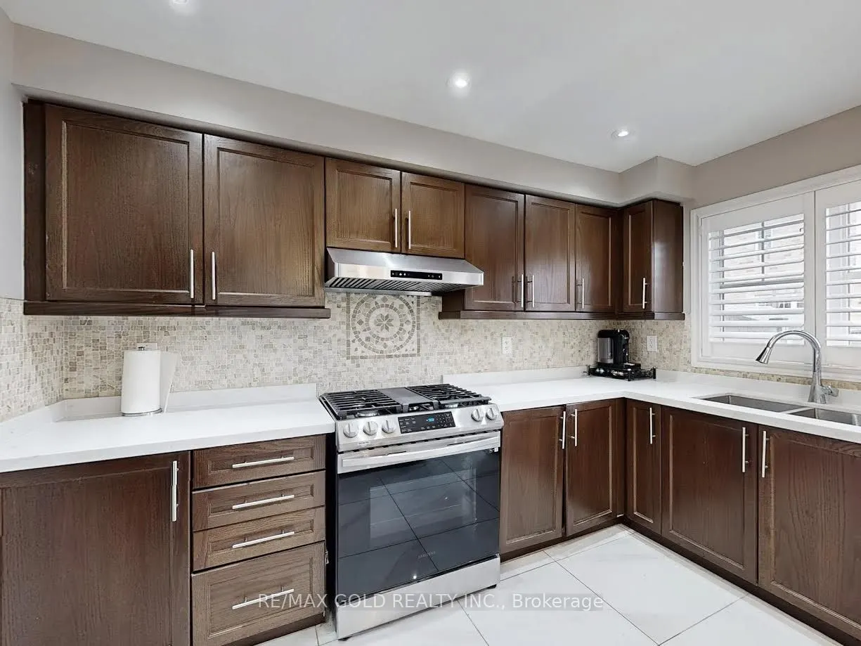933 Raftis Crescent