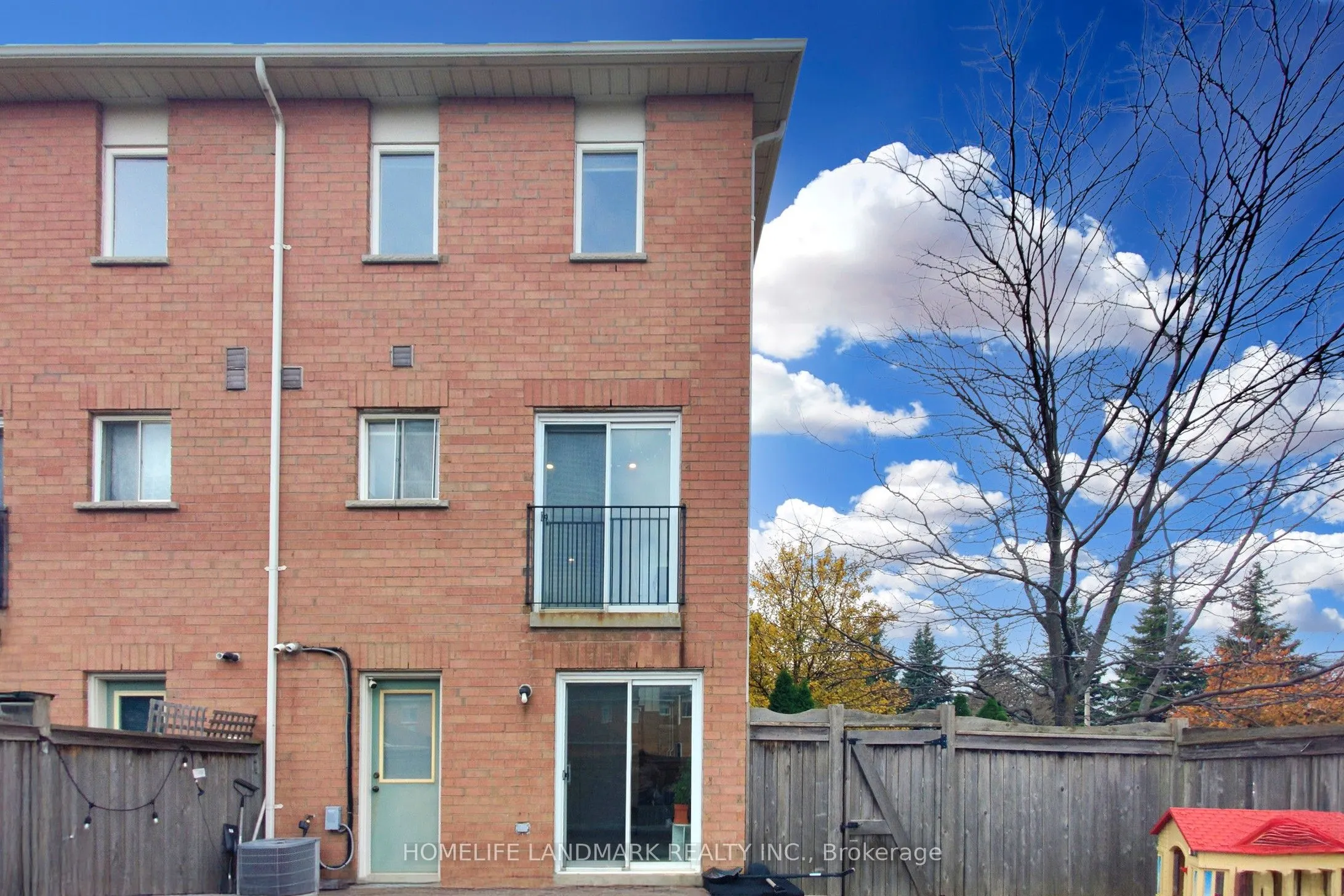 2423 Ravinebrook Crescent