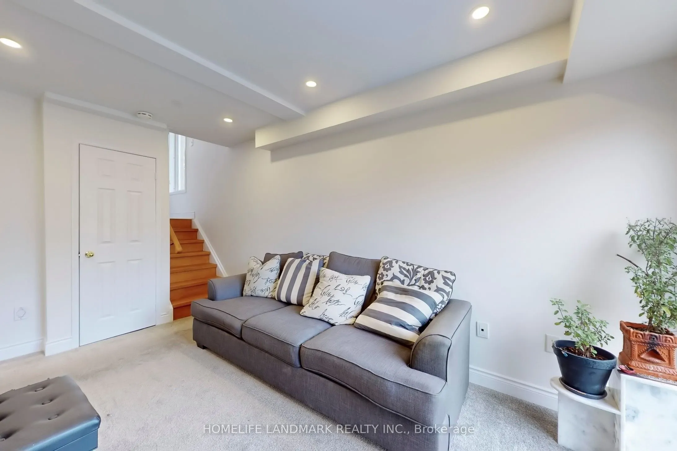 2423 Ravinebrook Crescent