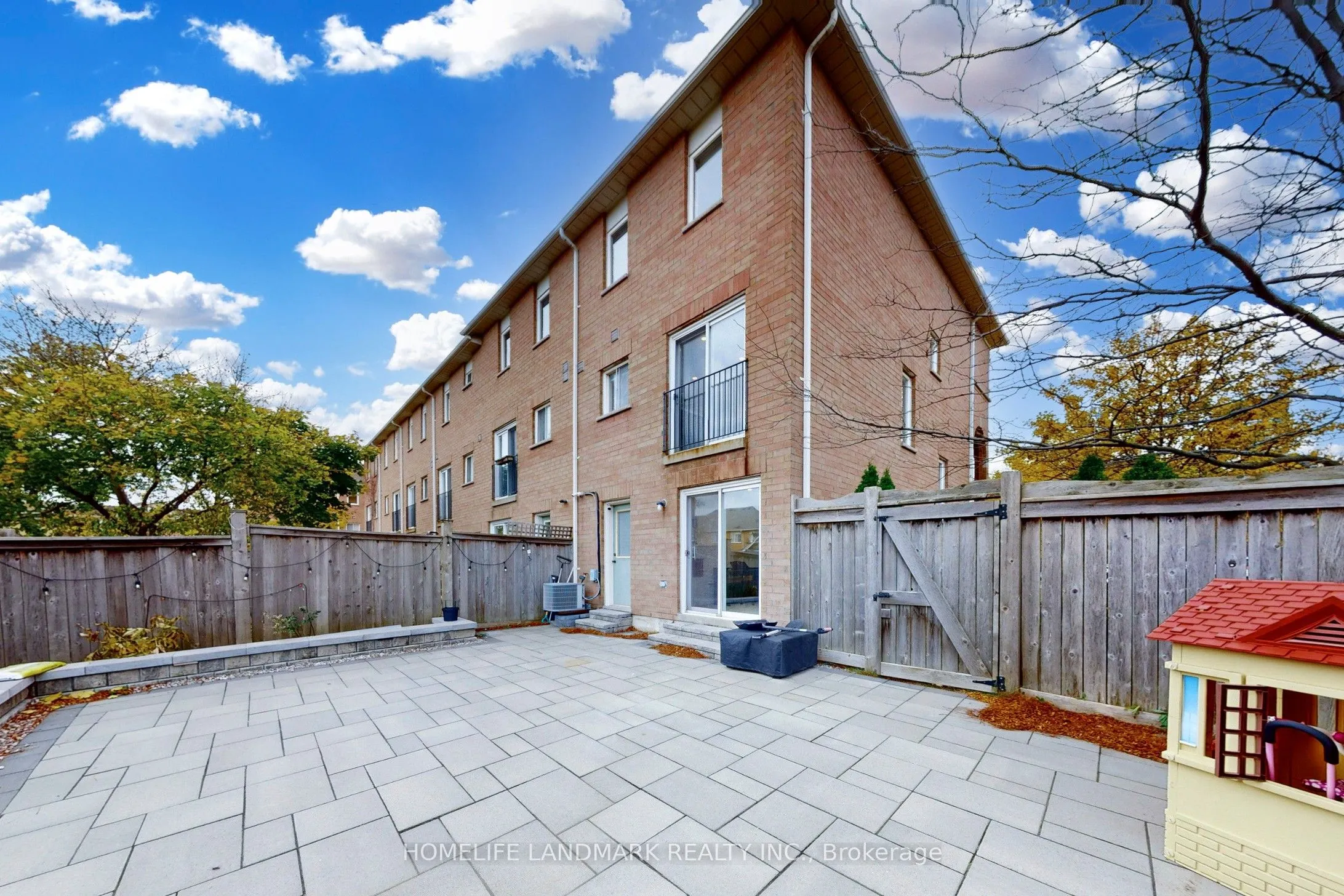 2423 Ravinebrook Crescent