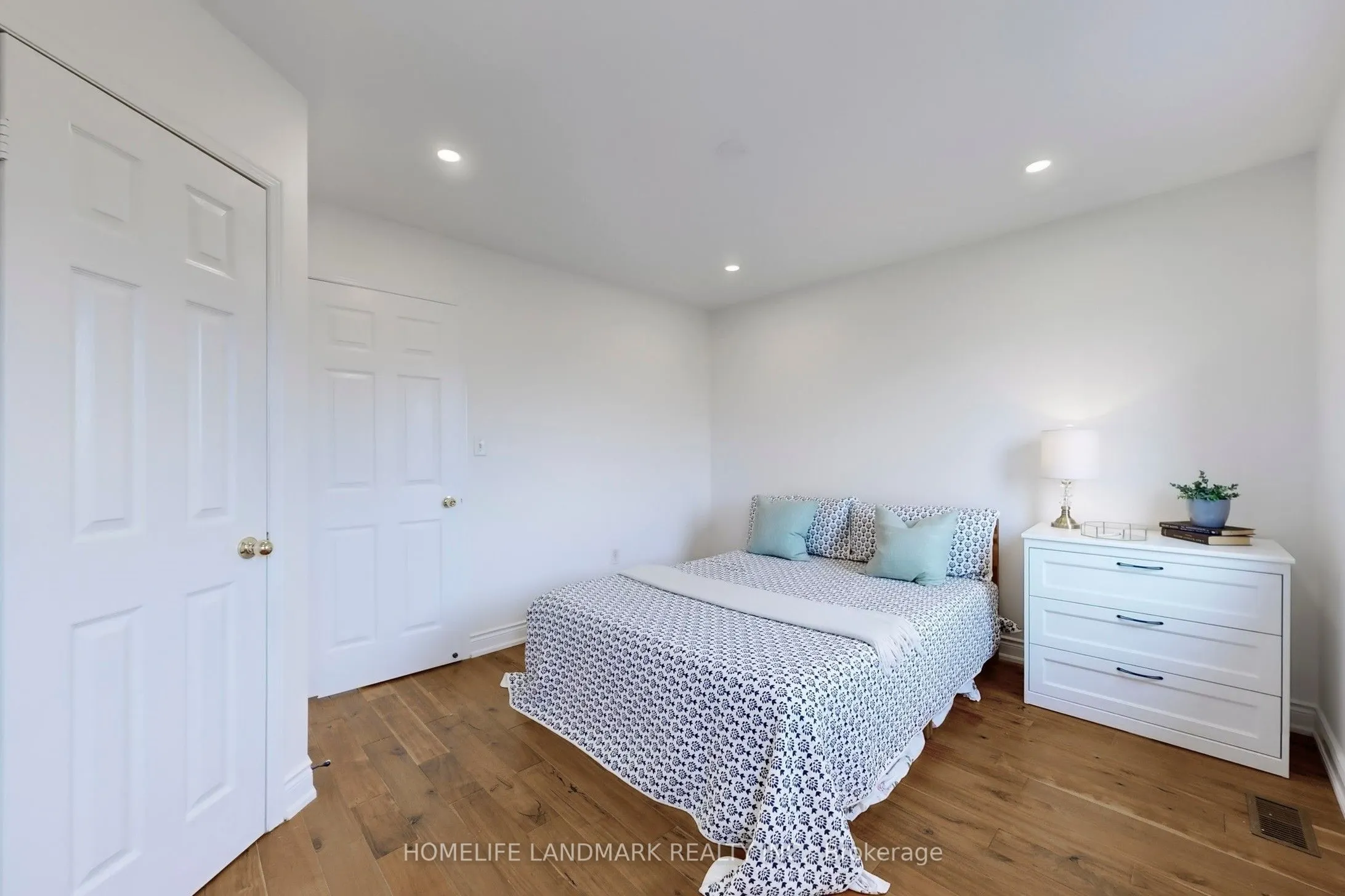 2423 Ravinebrook Crescent