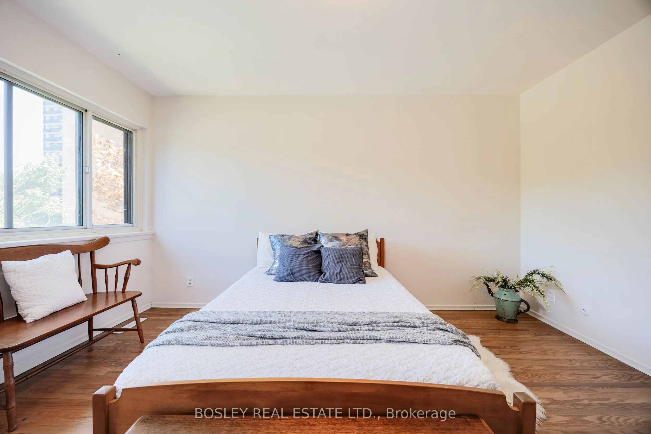 4345 Bloor Street W, #60