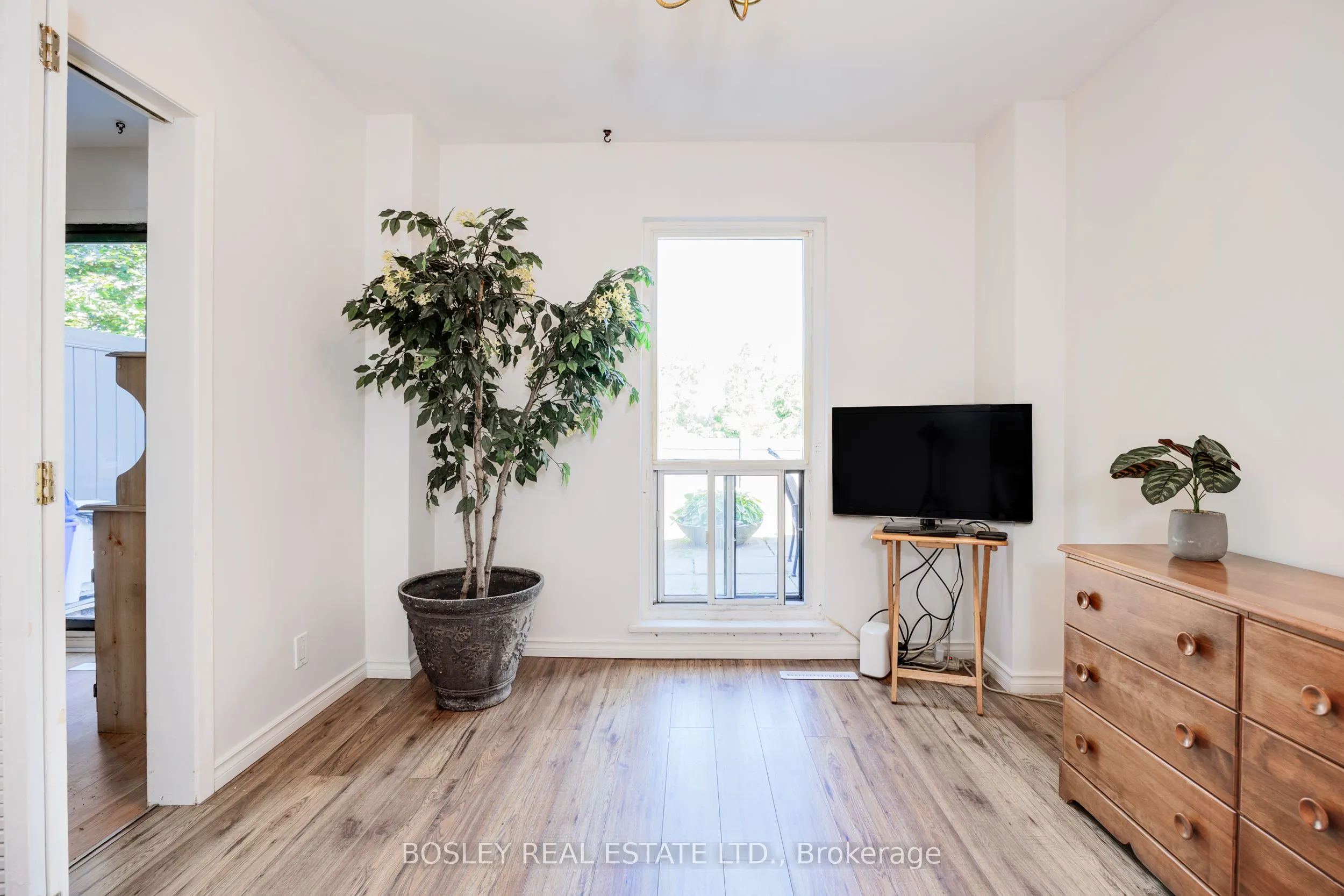 4345 Bloor Street W, #60
