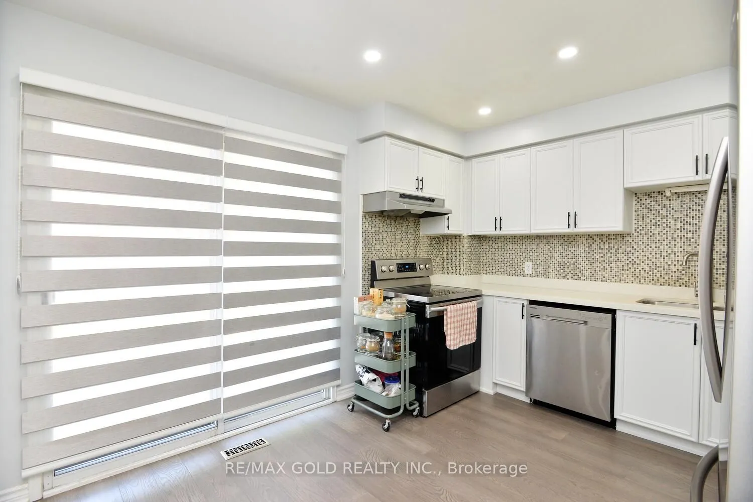 7 Lofty Pines Place