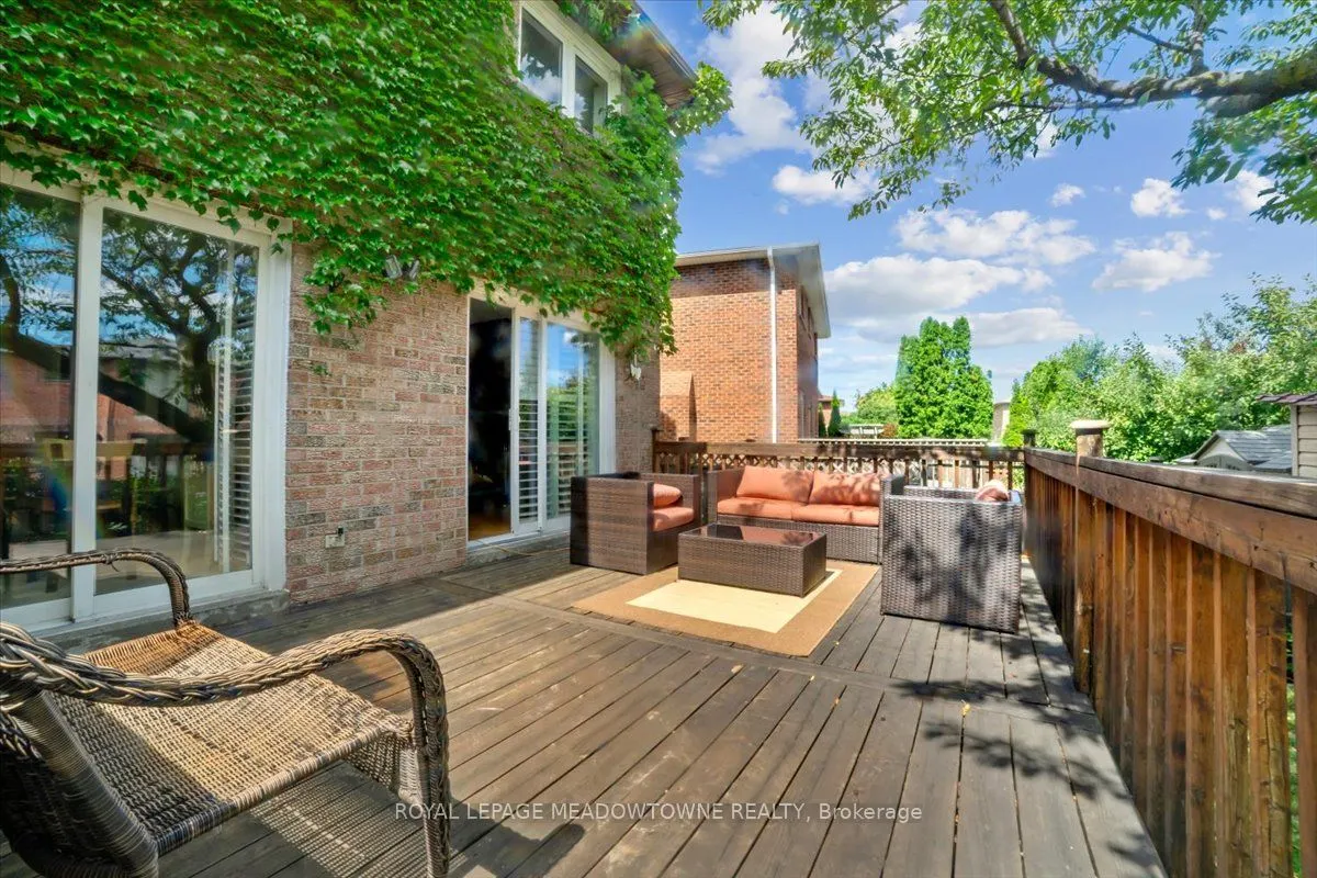 836 Greycedar Crescent