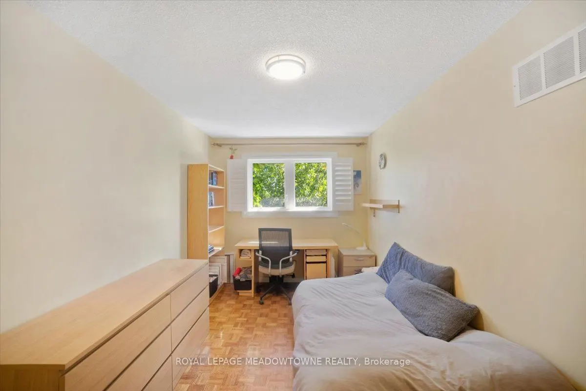 836 Greycedar Crescent