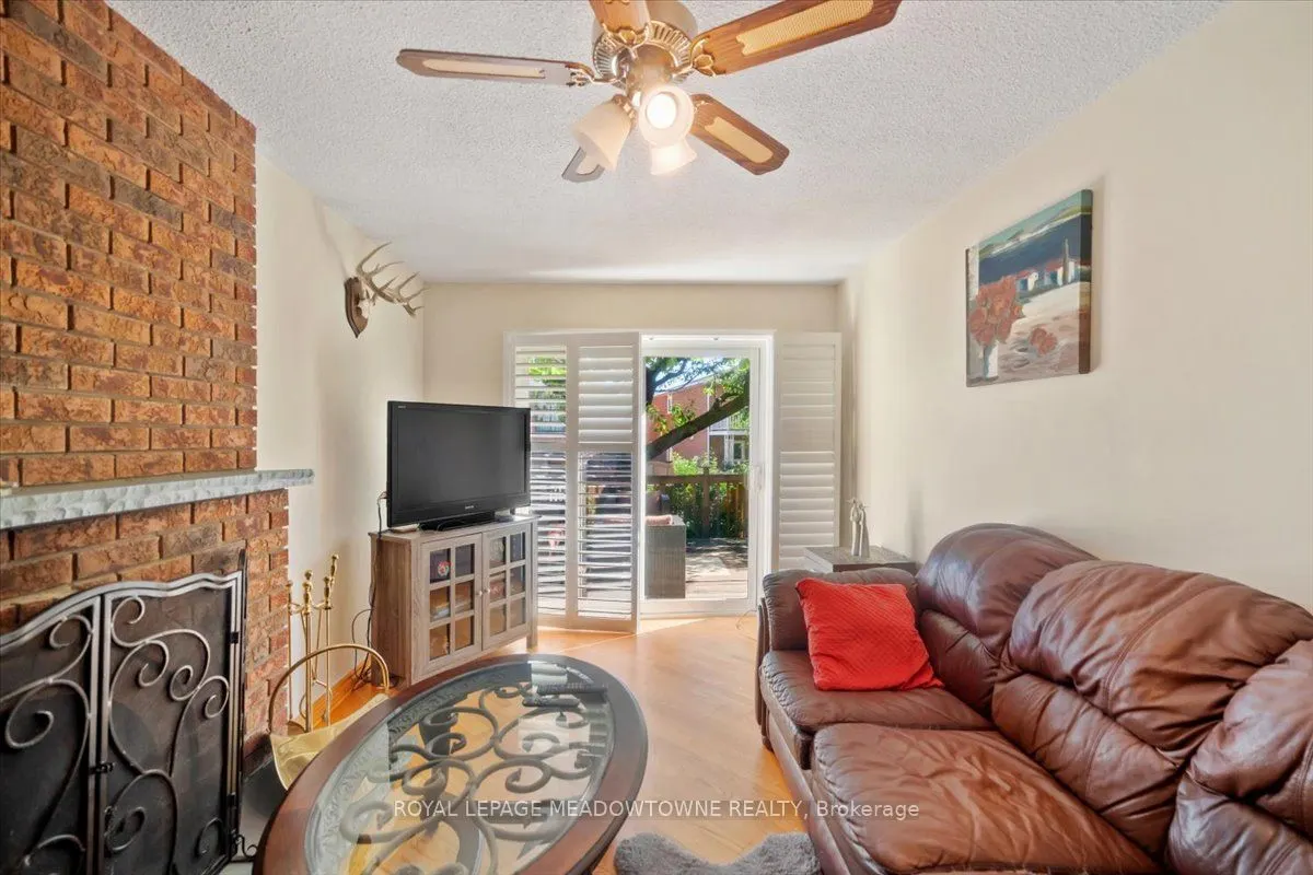 836 Greycedar Crescent