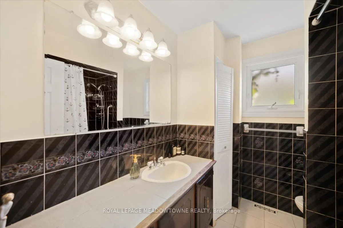 836 Greycedar Crescent