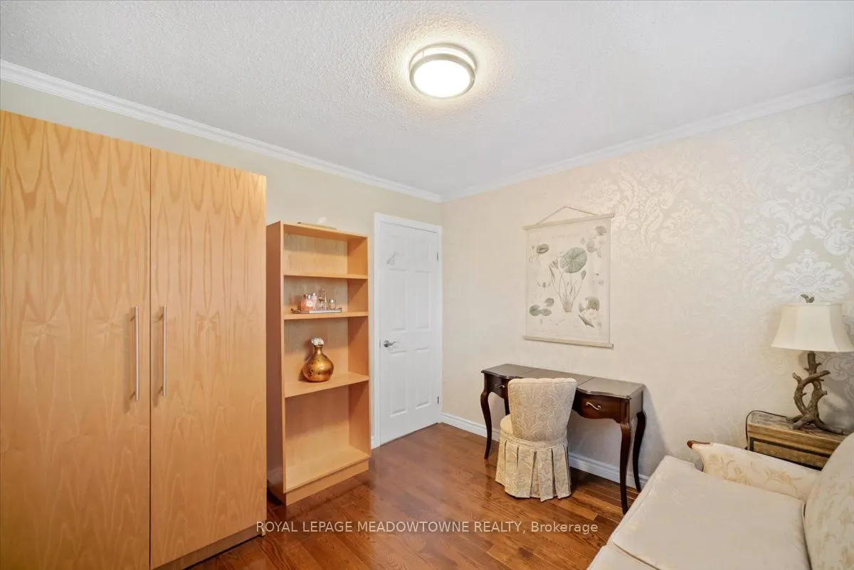 836 Greycedar Crescent