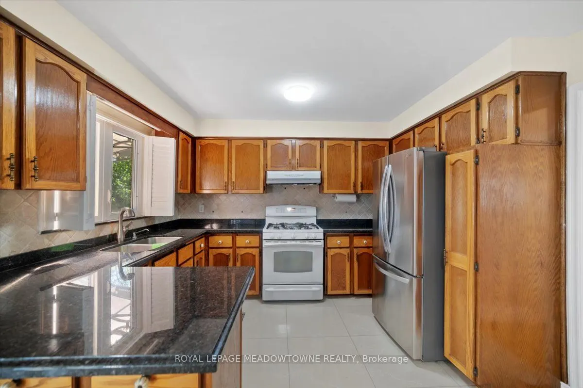 836 Greycedar Crescent