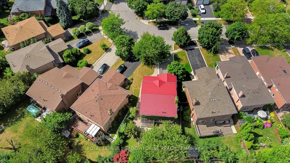 836 Greycedar Crescent