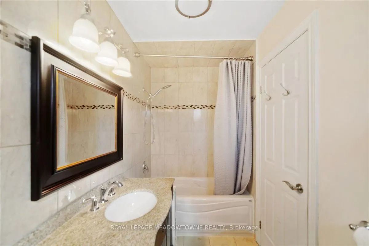 836 Greycedar Crescent