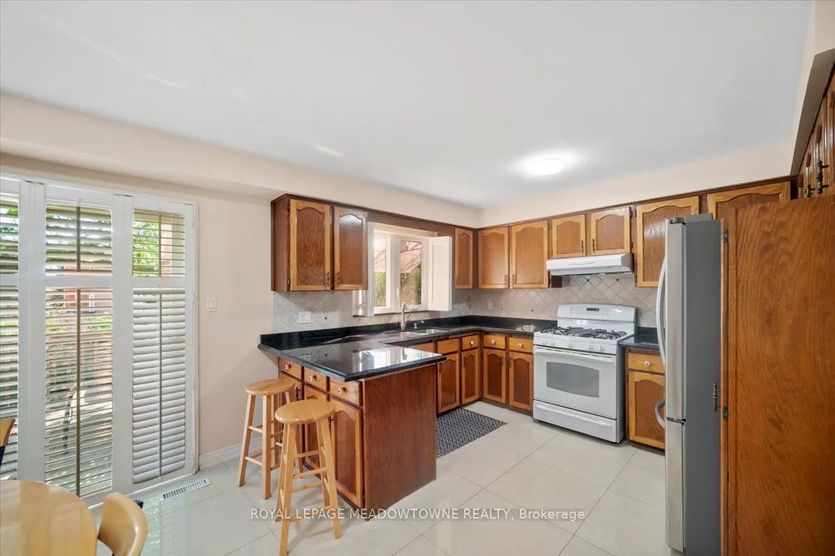 836 Greycedar Crescent