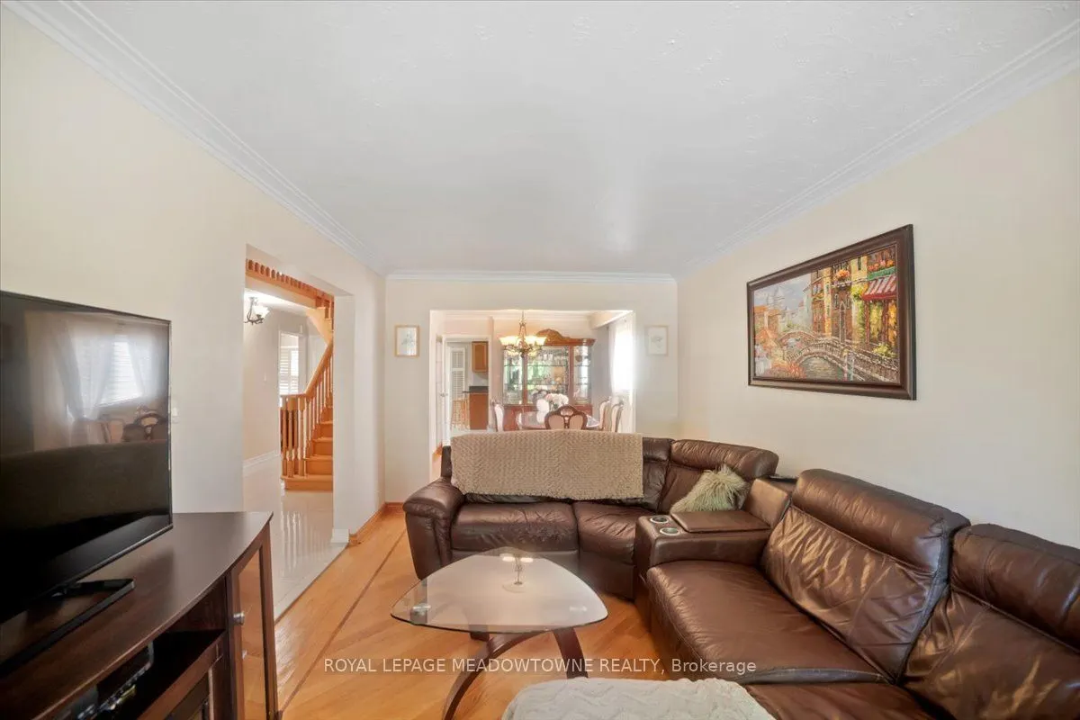 836 Greycedar Crescent