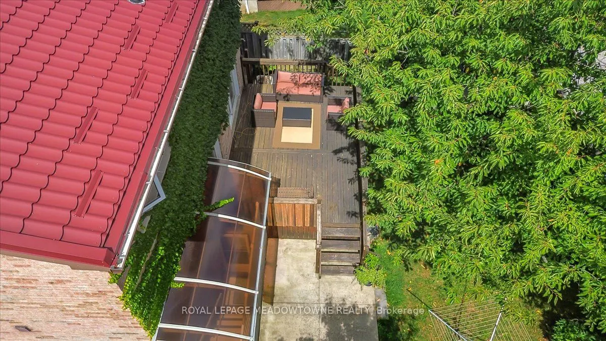 836 Greycedar Crescent