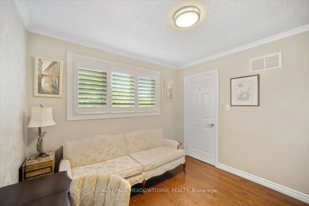 836 Greycedar Crescent