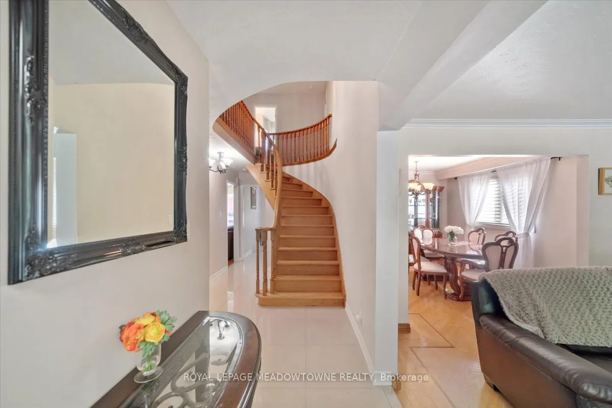 836 Greycedar Crescent