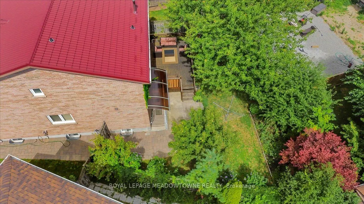 836 Greycedar Crescent