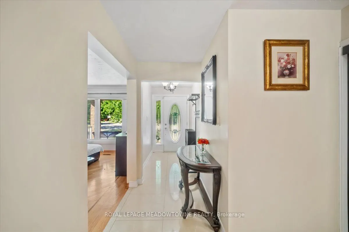 836 Greycedar Crescent