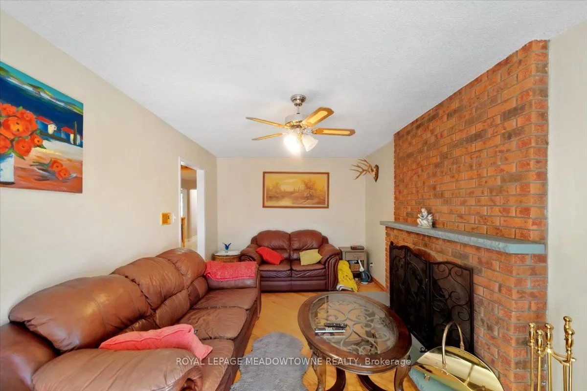 836 Greycedar Crescent