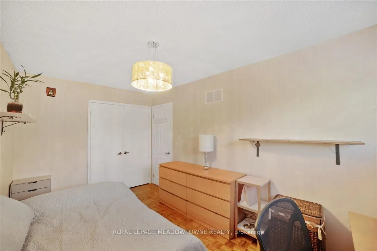 836 Greycedar Crescent