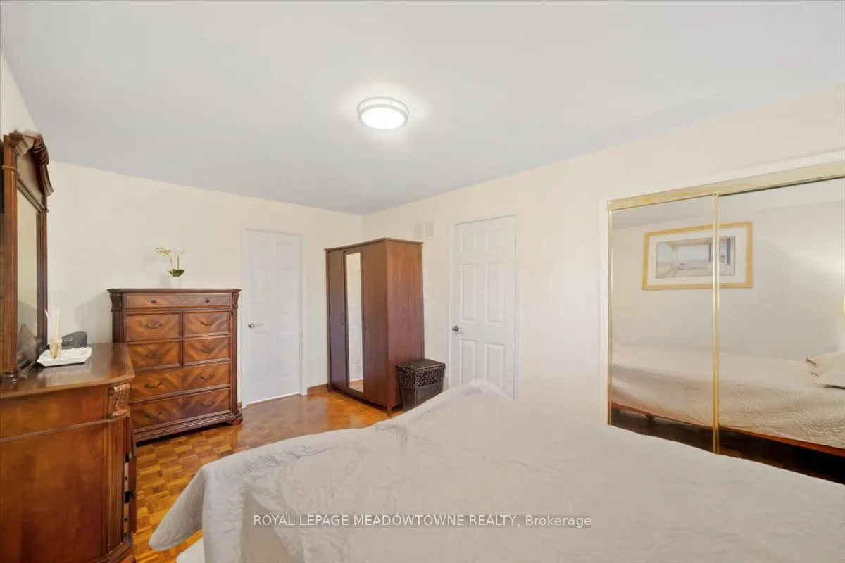 836 Greycedar Crescent