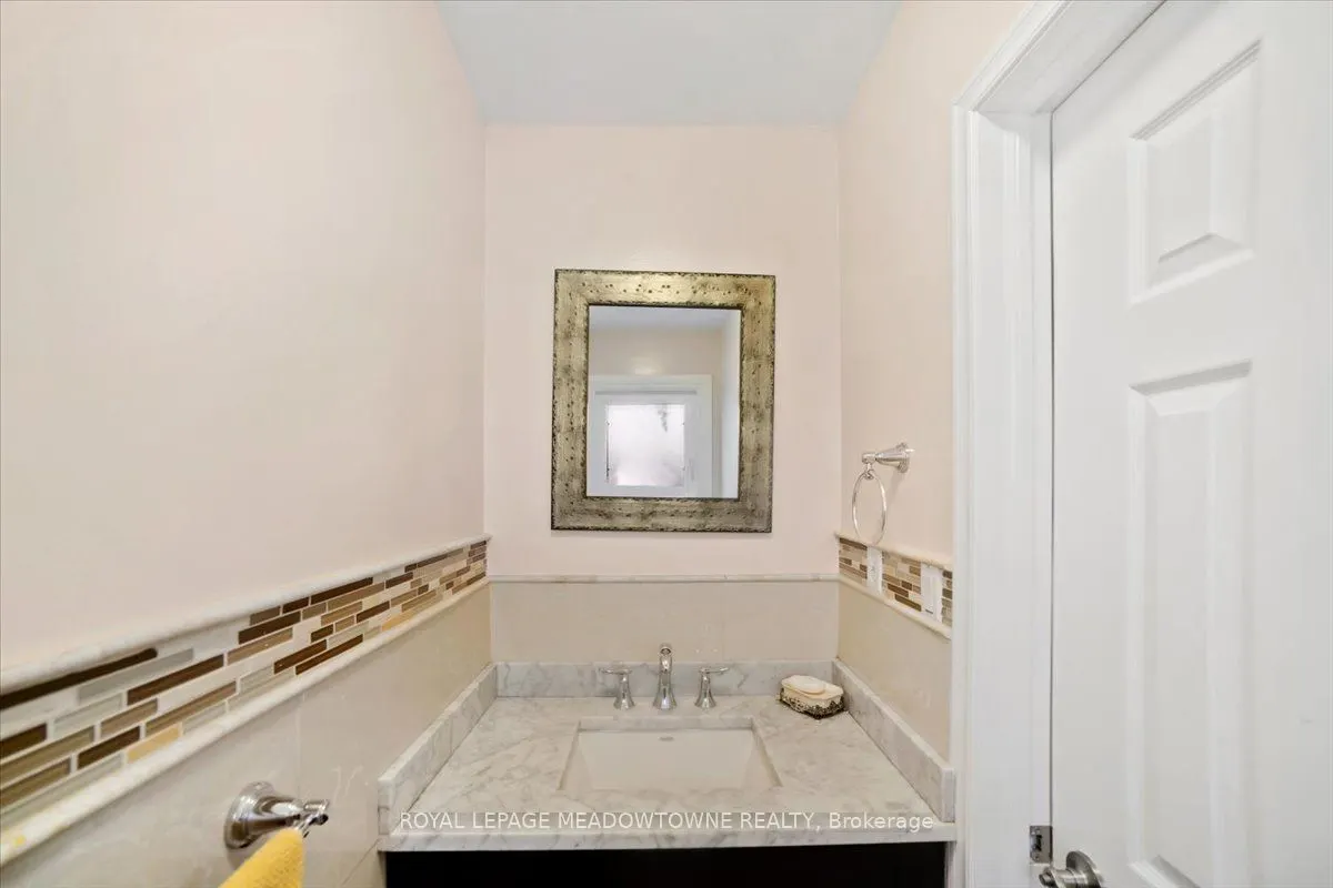 836 Greycedar Crescent
