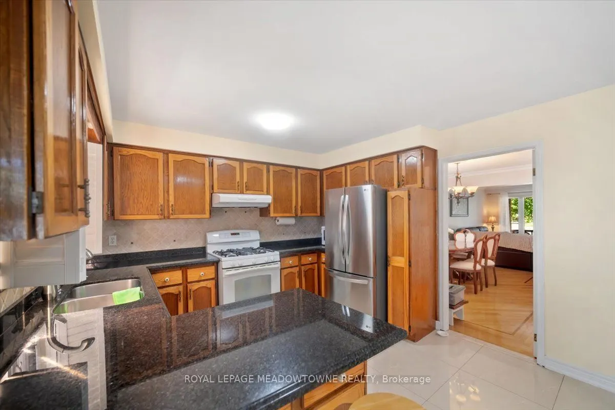836 Greycedar Crescent