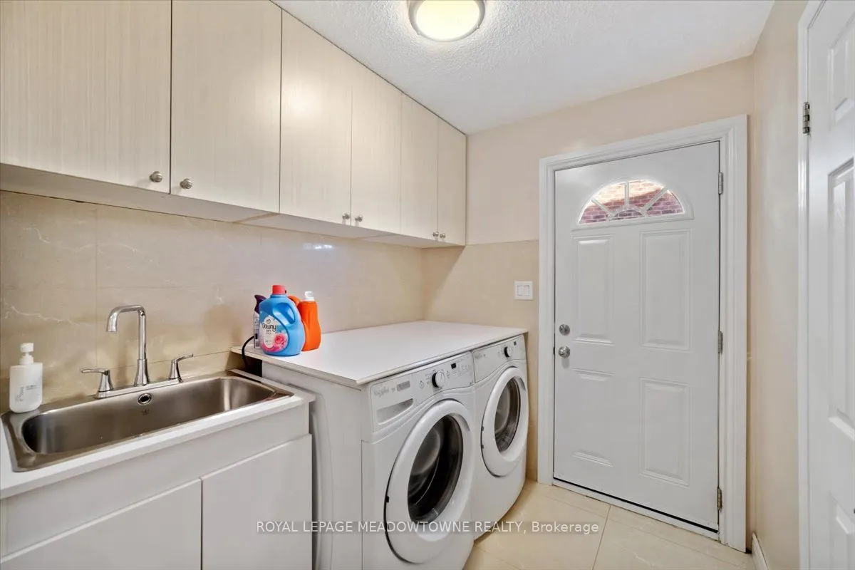 836 Greycedar Crescent