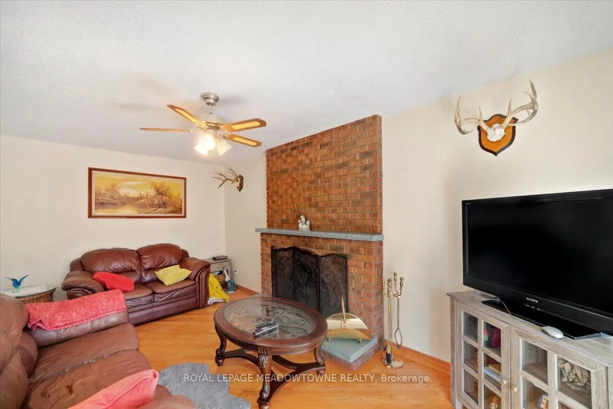 836 Greycedar Crescent