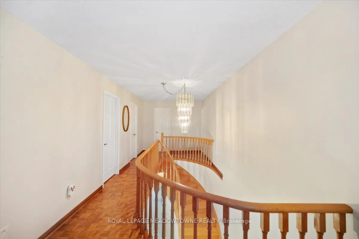 836 Greycedar Crescent